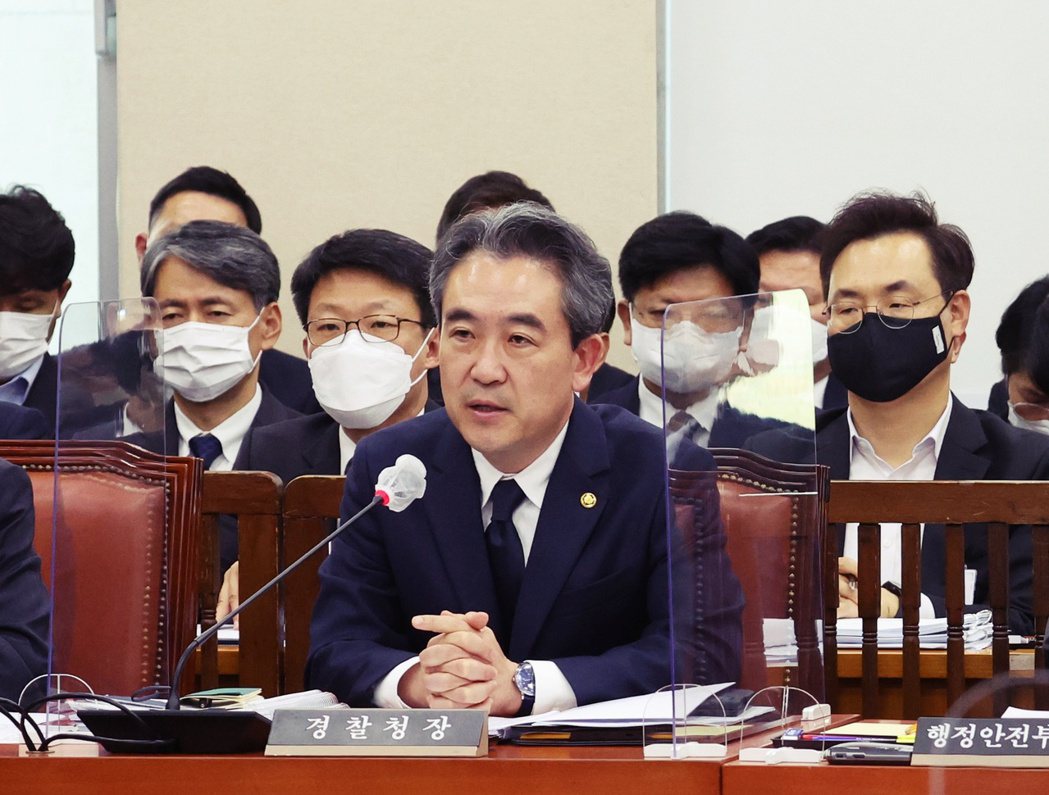 11月7日，接受議員詢問的中央警察廳長尹熙根。 圖／歐新社