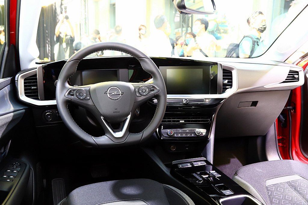 內裝方面，Opel Mokka具備以人為本的駕駛導向座艙設計，其Detox極簡直...