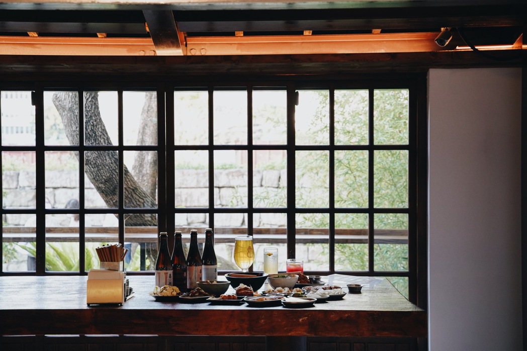 臺虎居餃屋從裡到外充分展現日式居酒屋風格，傳遞溫馨輕鬆氛圍。 圖／沈佩臻攝影