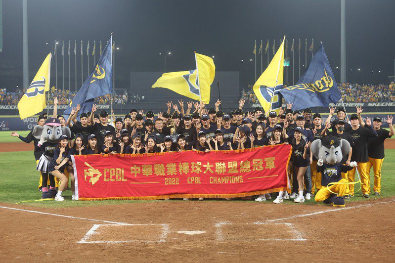 中華職棒中信兄弟隊9日在台中洲際棒球場以系列賽4連勝之姿，成功搶下年度總冠軍寶座，賽後兄弟全隊成員等人開心拉起總冠軍旗，在場中留影。 中央社
