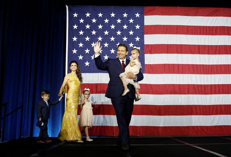 佛羅里達州共和黨籍州長德桑提斯八日與妻小登台慶祝連任，盛傳他有意問鼎白宮大位。（路透）