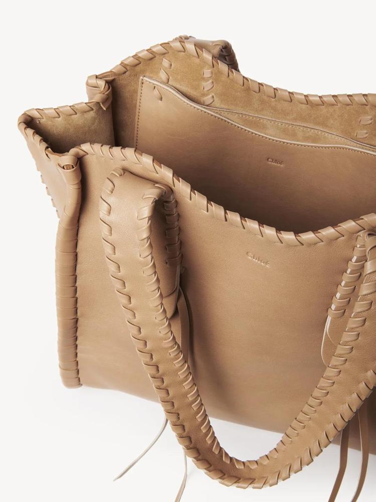 Mony包內附的薄型同色系夾袋便利於分類收納，有其機能考量。圖 / Chloe提供