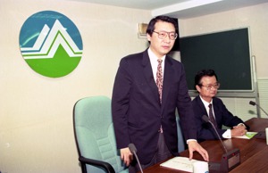 1992年11月16日，趙少康（左）卸任環保署長，隨後登記參加第二屆立委選舉。圖／聯合報系資料照片