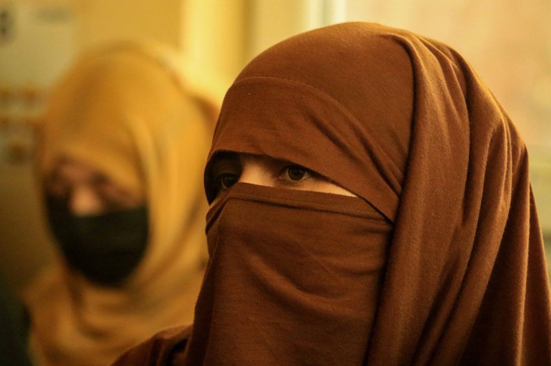 阿富汗神学士政府9日颁布新令，禁止女性进入首都喀布尔的公园与游乐场。阿富汗女性如今外出时必须佩戴头巾与只露出眼睛的全身罩袍。（欧新社）(photo:UDN)