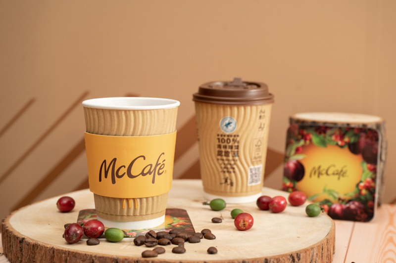 麥當勞「阿里山雲霧單品咖啡」與「優遊吧斯」鄒族文化部落合作，催生台灣本產唯一「雨林聯盟認證」咖啡豆。圖／台灣麥當勞提供