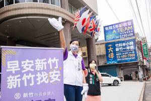民眾黨新竹市長參選人高虹安（左）不時會站在竹科園區重要路口拜票。圖／高虹安競選辦公室提供