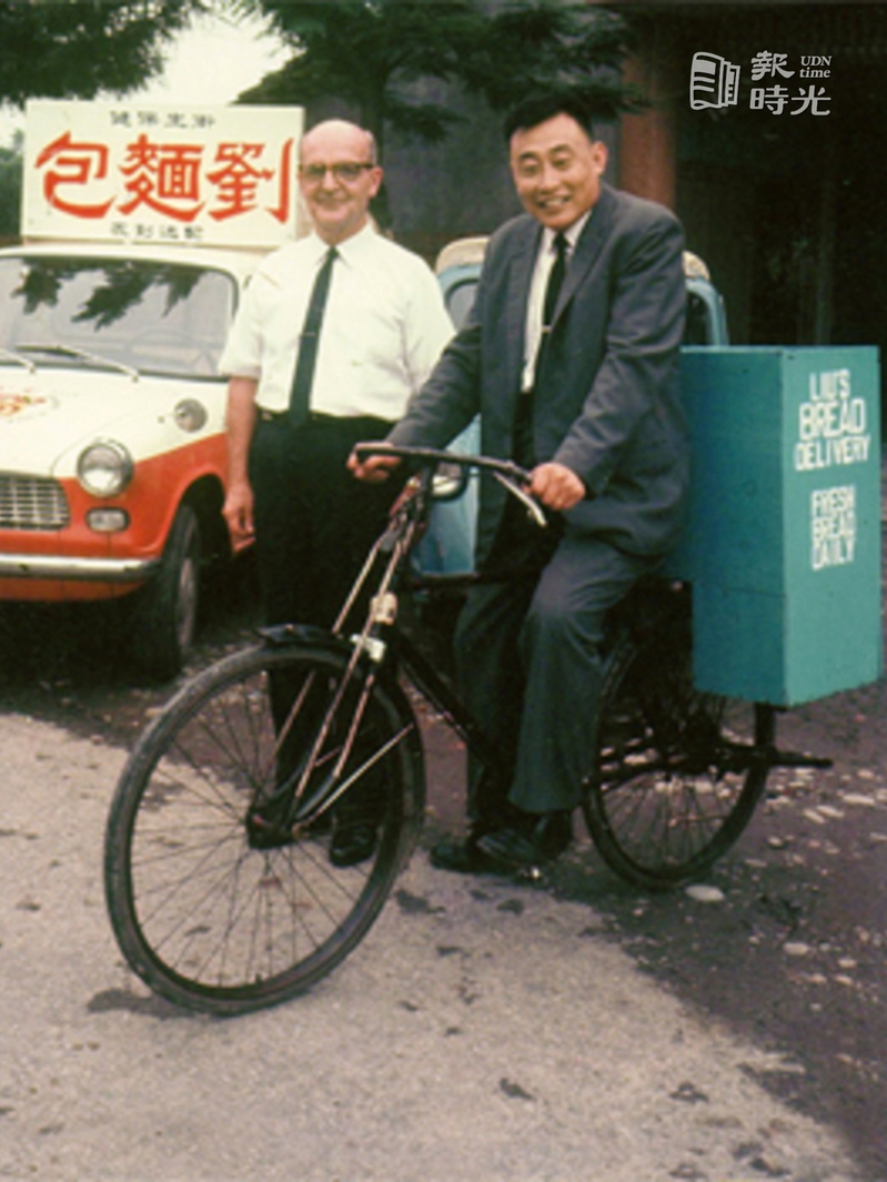 劉伯伯早年騎著腳踏車叫賣劉麵包情形。圖／聯合報系資料照（2016/05/11　陳言喬攝影）

