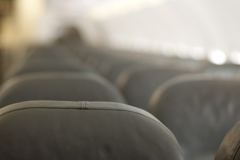 網友在飛機上看到離譜乘客，竟將赤腳高舉過座椅。此為飛機座艙示意圖。 圖源：ingimage