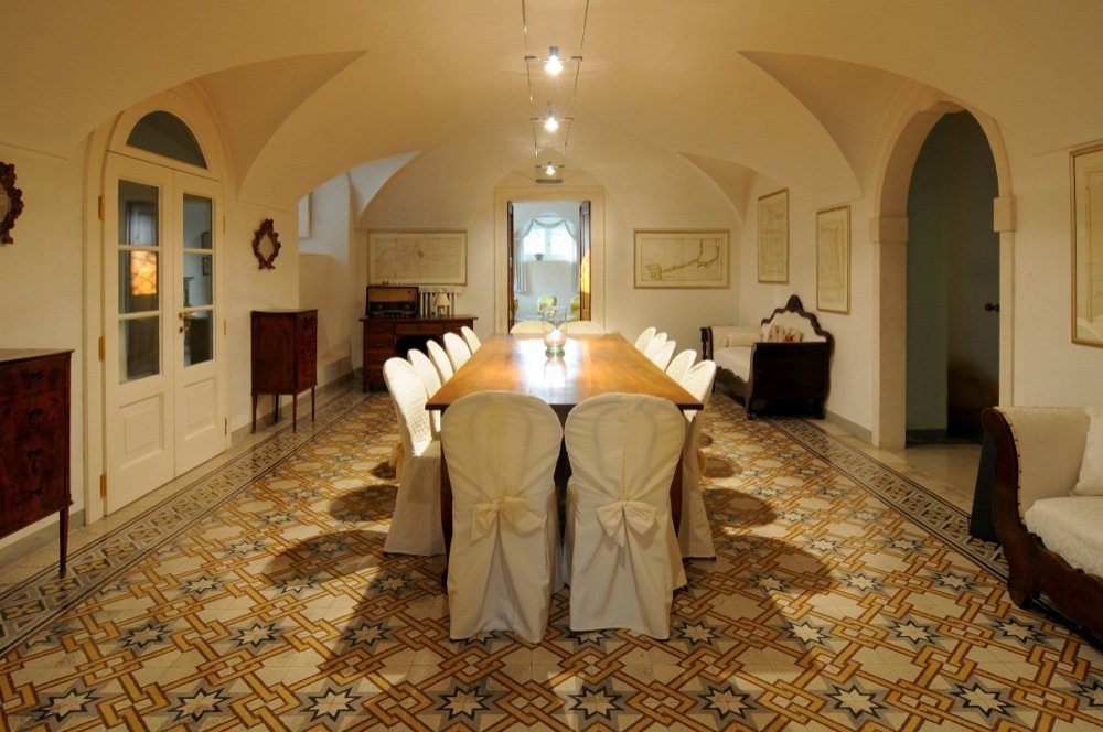 Villa Capra Bassani作為活動出租場地前的內廳裝潢風格。