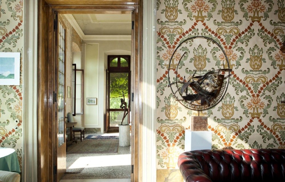 客廳有著繁複的精緻裝飾，如文藝復興時期的壁面、古典雅致的壁爐和大理石地板。