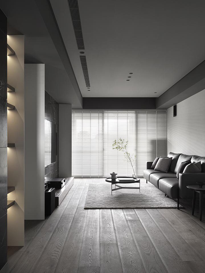 一字型沙發，維持視覺和動線的流暢性。