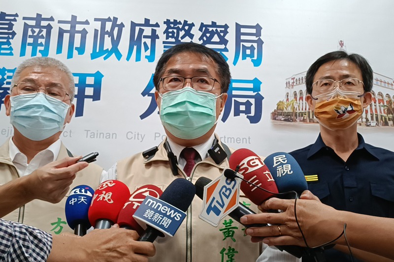台南市長黃偉哲（中）、警察局長方仰寧（左）昨趕到學甲警分局了解槍擊案案情，強調全力偵辦。記者謝進盛／攝影