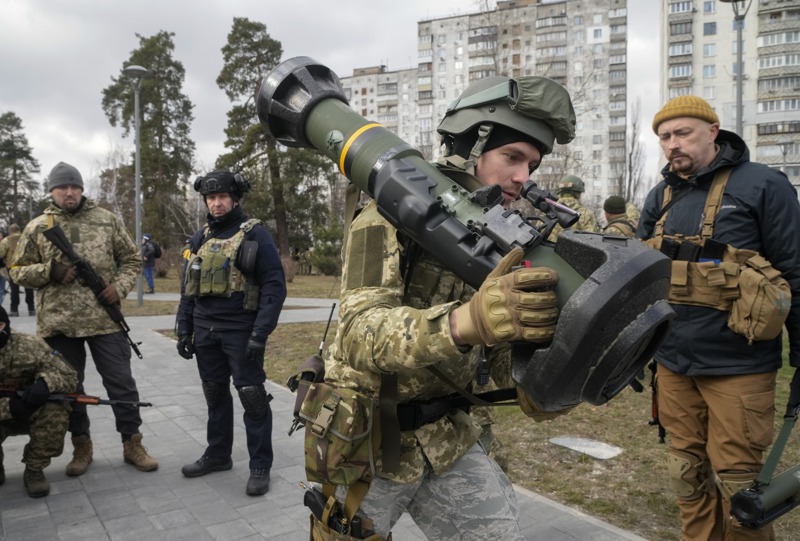 自2月俄烏衝突爆發以來，美國已經向烏克蘭提供近180億美元的武器及其他裝備。圖為烏克蘭領土防衛部隊士兵肩背反坦克武器。美聯社