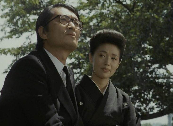 宮本信子(右)、山崎努曾多次在伊丹十三執導電影合作，圖為「葬禮」劇照。圖／双喜提供