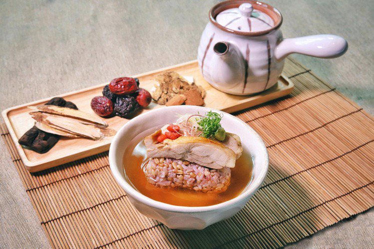 送到房間內的「溫活早餐」主體是日式雞肉茶泡飯，那壺十種以上中藥熬製成的漢方藥膳湯...