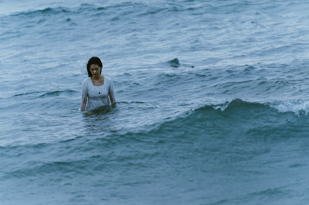 葉星辰為拍攝「綠島金魂」被捲入大海。圖／三禾行銷提供