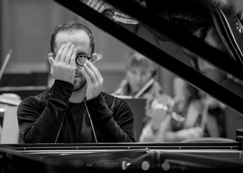 被紐約時報讚譽為「本世紀最偉大的鋼琴家之一」的伊格爾．列維特（Igor Levit）訪台，爲樂迷獻上貝多芬極具代表性的《暴風雨》、《悲愴》、《杜鵑》、《華德斯坦》四首經典鋼琴奏鳴曲。圖／兩廳院提供  攝影／Peter Meisel