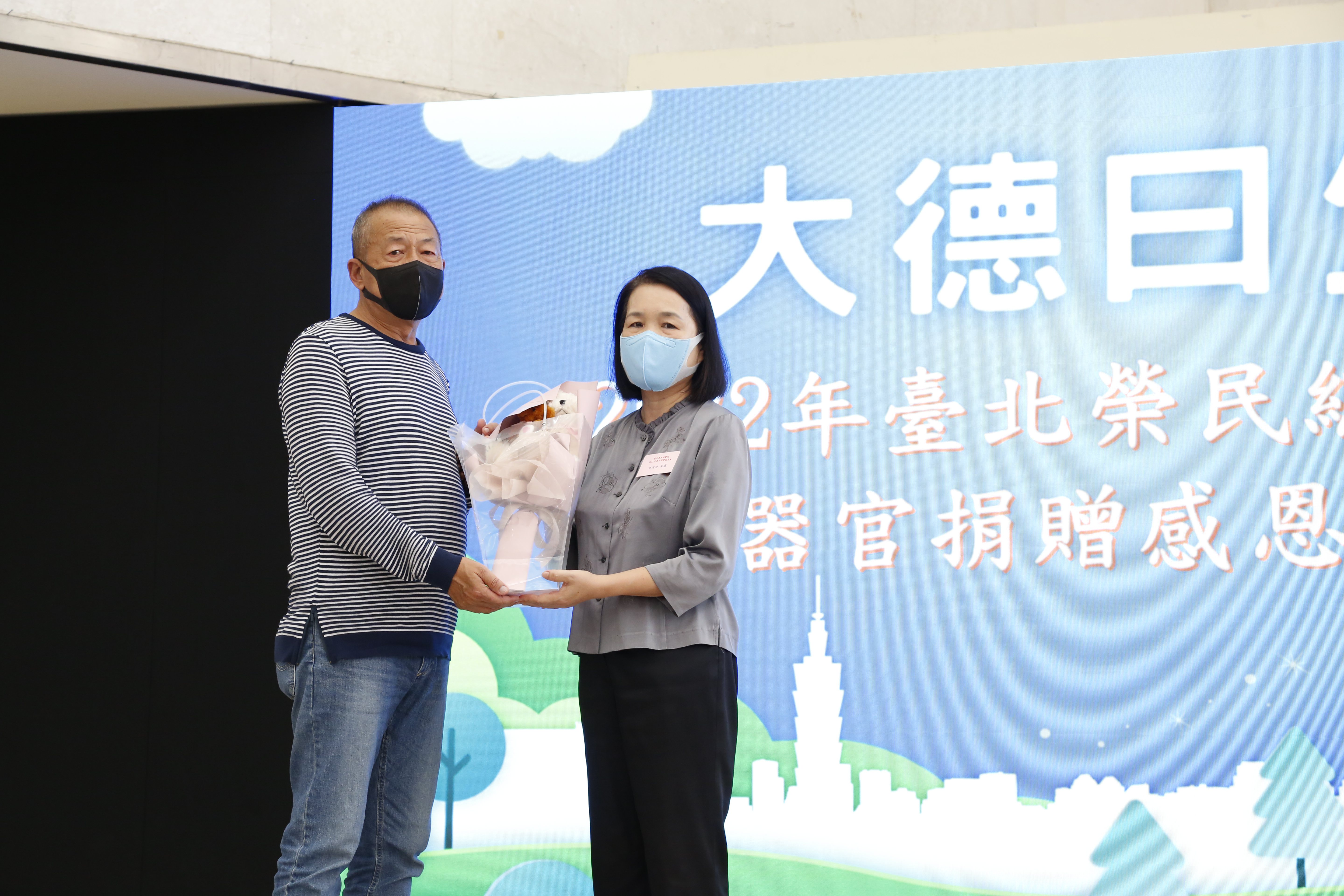 器捐受贈者58歲張勝昌（左）向器捐家屬代表蘇敏惠獻花致敬。圖／台北榮總提供