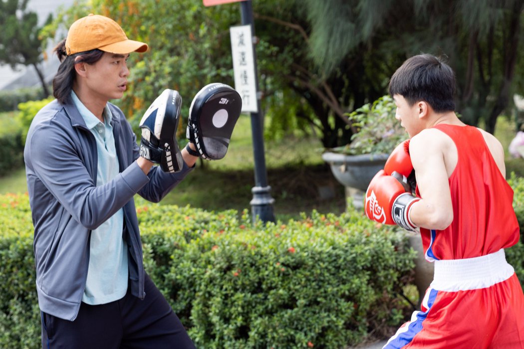 黃鐙輝(左)在「拳職人員」飾演拳擊校隊教練，拍攝前做足功課。圖／公視台語台提供