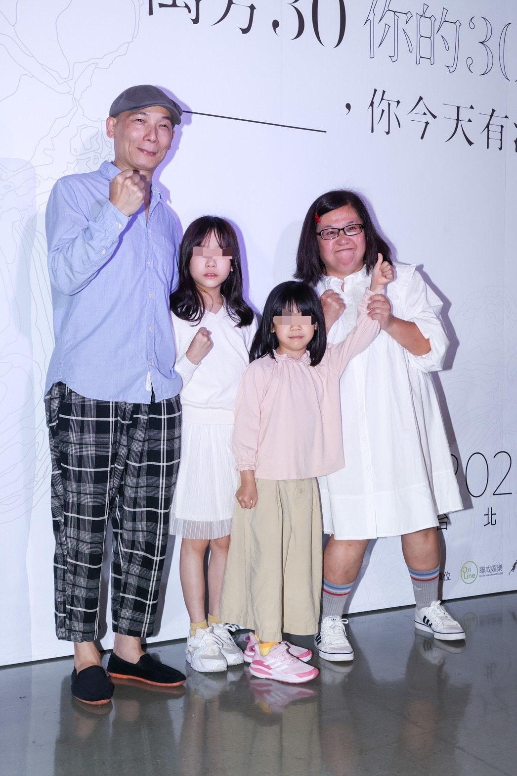 鍾欣凌（右）今帶寶貝女兒們來看乾媽萬芳的演出。記者沈昱嘉／攝影