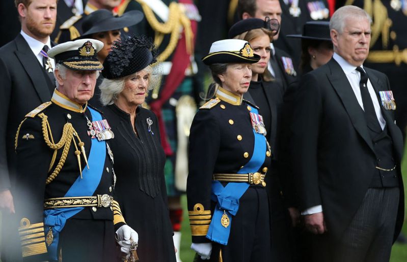 圖為查理、安妮和安德魯於今年9月19日出席女王國葬的畫面。（法新社）