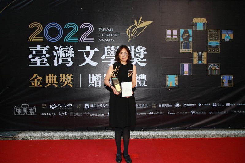 2022台灣文學獎金典獎贈獎典禮今在華山文創園區舉行。「金典獎年度大獎」百萬得主由賴香吟「白色畫像」獲得。圖／文化部提供