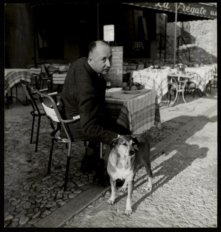 DIOR品牌創辦人迪奧先生與愛犬Bobby攝於1950年。圖／DIOR提供