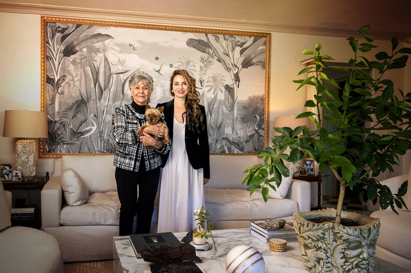 美國新墨西哥州阿布奎斯市市民賈西歐拉（左）的女兒妮可，兩年前買下賈西歐拉打掃了40多年的這棟大房子。圖／紐約時報