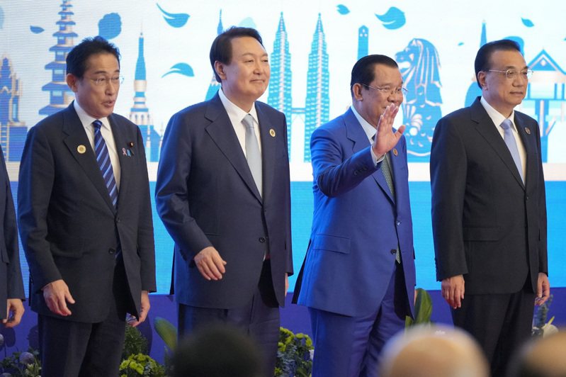 中國總理李克強出席在柬埔寨參加東協系列會議。圖中從左到右分別為：日本首相岸田文雄、南韓總統尹錫悅、柬埔寨總理洪森、中國總理李克強。圖／美聯社