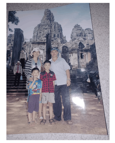 張金良被資遣前和全家人到柬埔寨吳哥窟旅遊，這張照片成為他失業時的心靈支柱。 圖／...