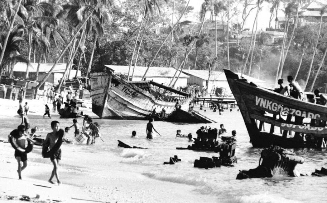 1979年4月，馬來西亞政府將越南難民安置在登嘉樓州岸外的比東島上的難民營。 圖...