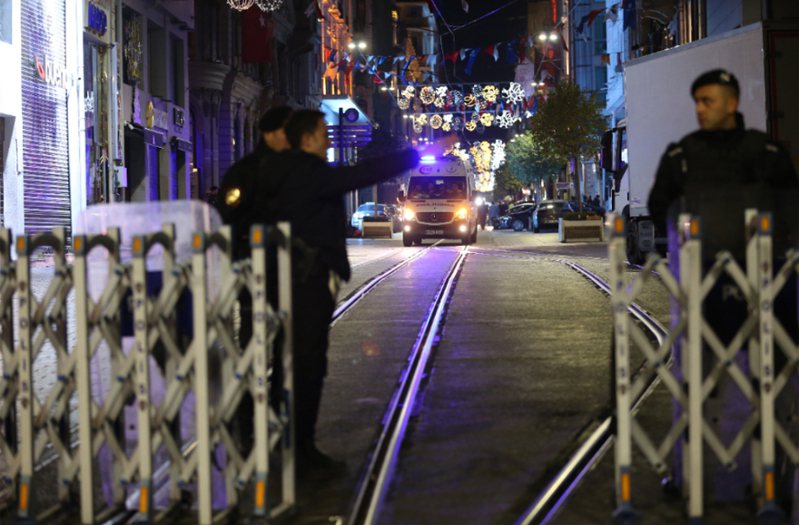 土耳其伊斯坦堡爆炸事件，已造成6死及81傷。圖為警方人員站在事發大街的入口處。 美聯社