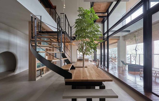 在1樓挑空區整合桌面、四分之一的旋梯、平台廊道與樹屋，垂直發展出有趣的生活體驗。