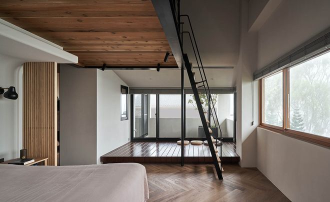 主臥房增設木平台，擴增個室的使用可能。