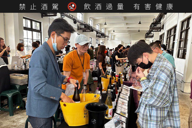 第六屆喝自然葡萄酒展有21家進口商參與，帶來一百七十多款豐富多樣的自然酒。記者高...