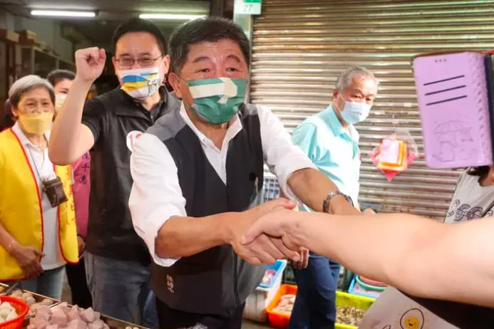 民進黨台北市長候選人陳時中昨天到景美市場掃街拜票。記者胡經周／攝影