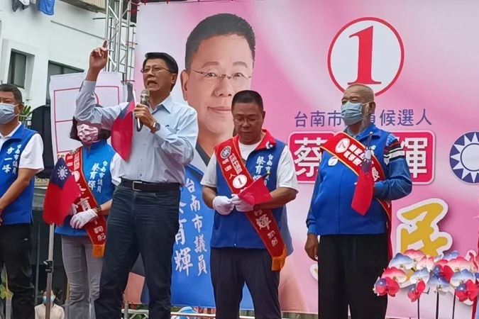 台南市長候選人謝龍介（左二）面對民調落後，猛打福利牌。記者謝進盛／攝影
