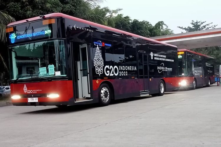 鴻海右駕版電動巴士首度現身G20峰會。擷取自KOMPAS.com