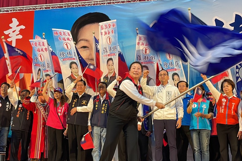 國民黨徐榛蔚至今只有5日成立競選總部一場大型活動，國民黨主席朱立倫（右3）為她授旗。圖／朱立倫辦公室提供