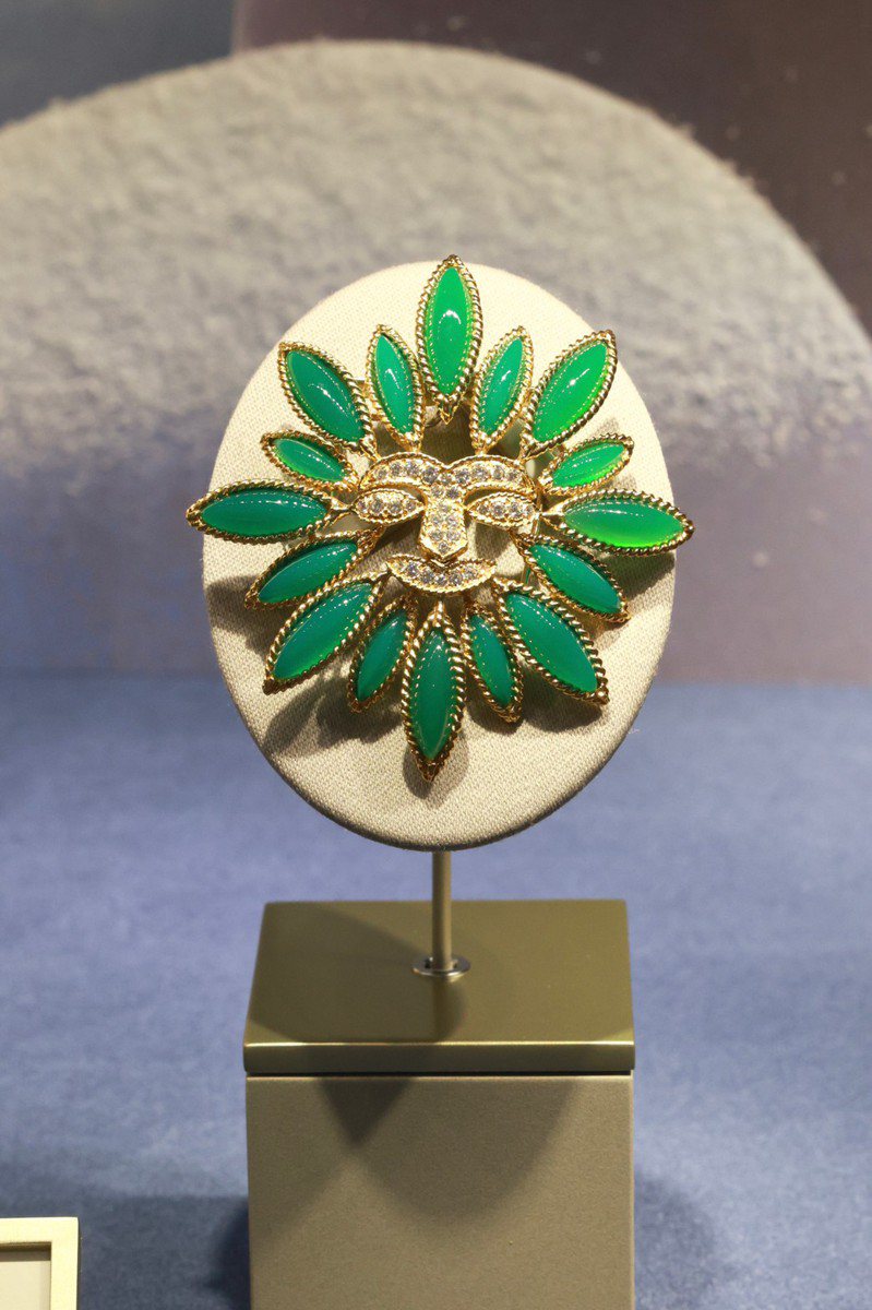 1974年Sun pendant胸針，黃K金鑲嵌瑪瑙與鑽石。記者王聰賢／攝影