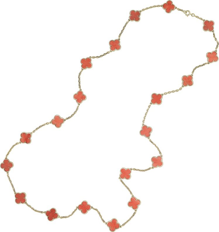館藏系列Alhambra長項鍊， 1976年製作，黃K金鑲嵌20枚珊瑚幸運草圖騰墜飾。圖／梵克雅寶提供