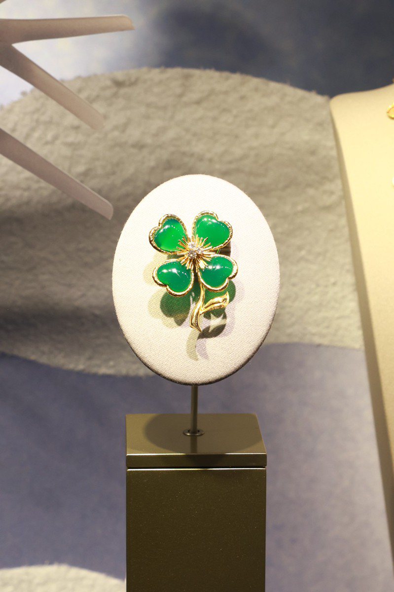 1973年的Trèfle胸針，以黃K金鑲嵌綠玉髓及鑽石，四瓣幸運草的造型猶如盛開的花朵。記者王聰賢／攝影