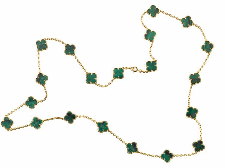 館藏系列Alhambra長項鍊，1973年製作，黃K金鑲嵌20枚孔雀石幸運草圖騰墜飾。圖／梵克雅寶提供