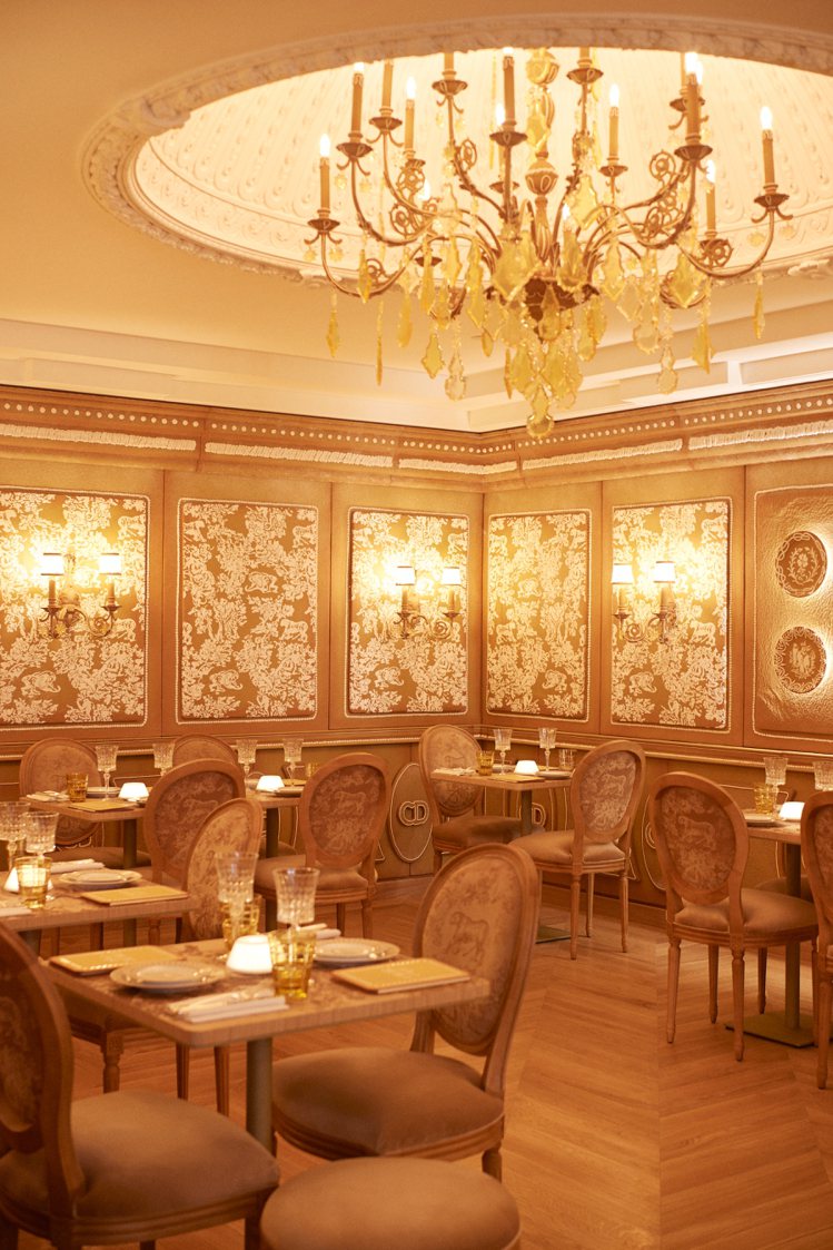 期間限定的Le Café Dior，由Harrods廚師團隊製作設計經典法國佳餚與英式特色餐點。圖／Dior提供