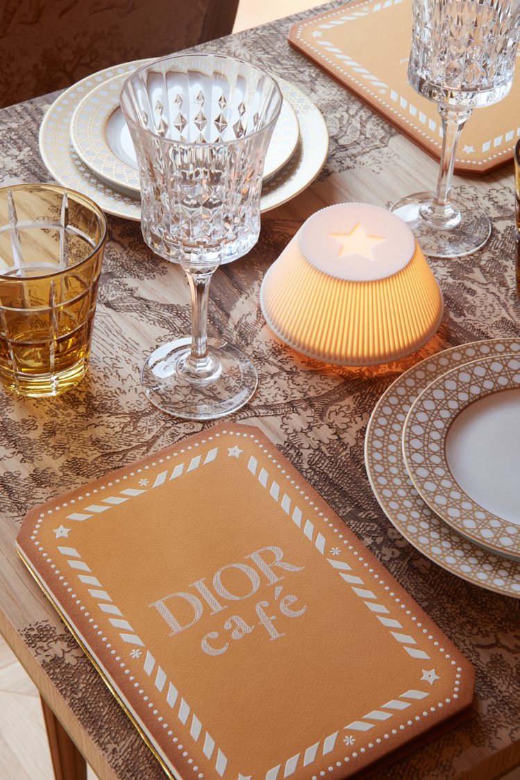 期間限定的Le Café Dior，由Harrods廚師團隊製作設計經典法國佳餚與英式特色餐點。圖／Dior提供