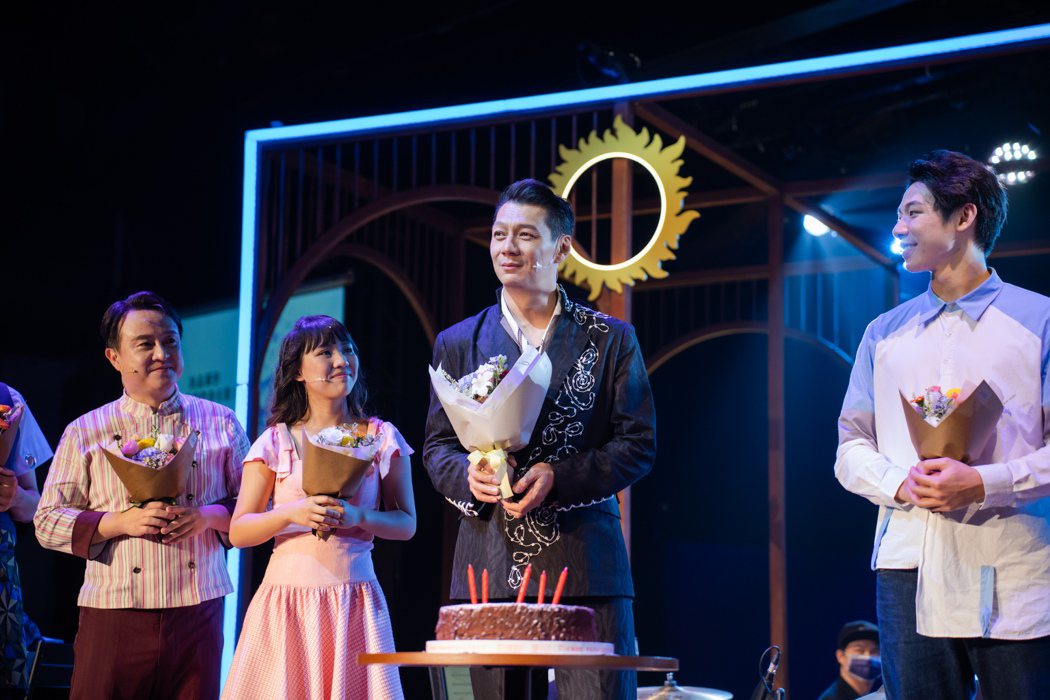 聶雲在音樂劇「夢幻愛程」舞台上，歡度50歲生日。圖／華文音樂劇提供