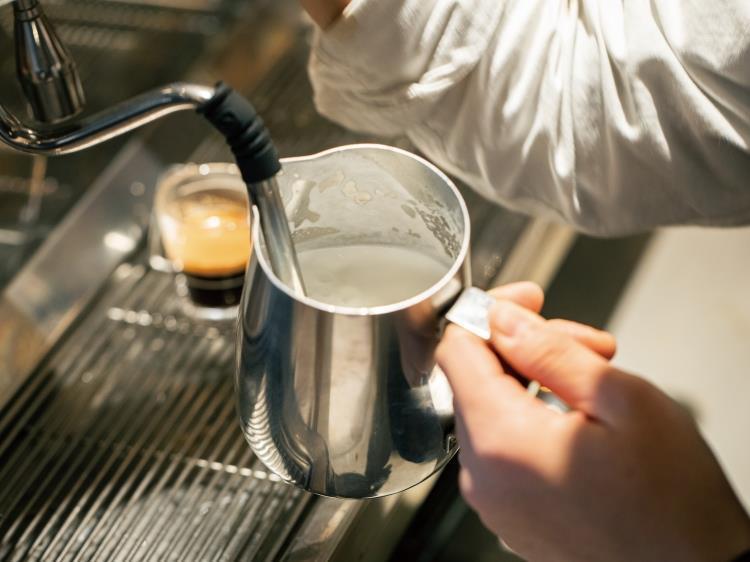許多咖啡廳、飲料店所使用的鮮奶都為「業務用奶」，「業務用奶」並非不是鮮乳，只因商業使用上對於飲品的搭配、成本的考量等等因素而形成差異。