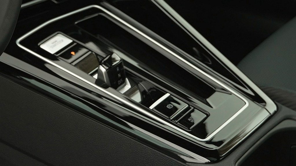 福斯Golf 280 eTSI Style以上車型排檔桿座升級高光澤鋼琴烤漆飾板...