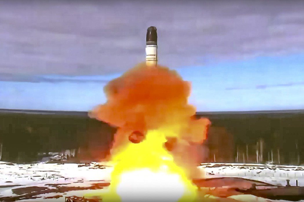 圖為2022年4月，Sarmat洲際彈道導彈從俄羅斯西北部的普列謝茨克發射。 圖／美聯社