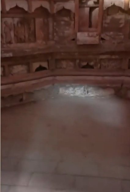 根據原PO的影片一開始沒多久，右上方便出現疑似「婦人啟門」意象圖，讓網友推測該古墓穴為宋朝時的家族墓穴。擷自影片